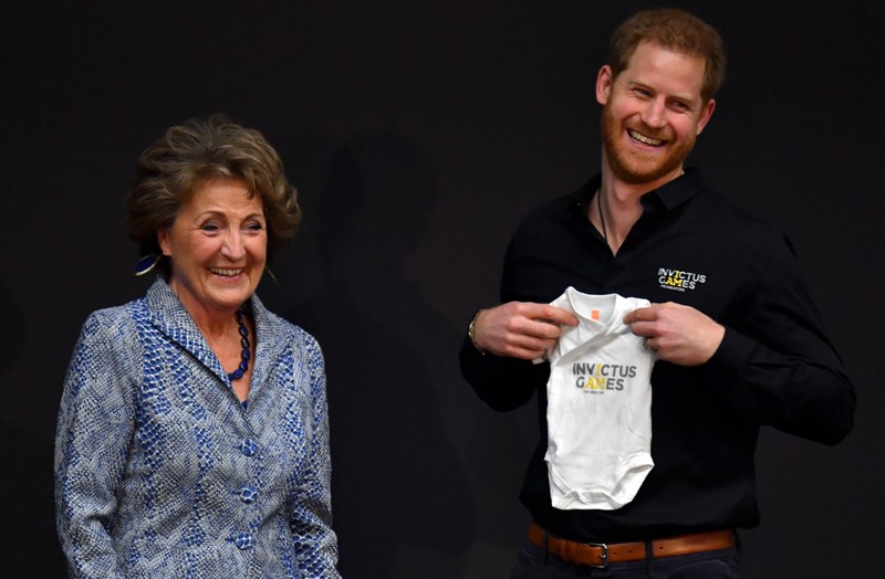 Príncipe Harry ao ganhar uma roupa de bebê como presente para o filho recém-nascido