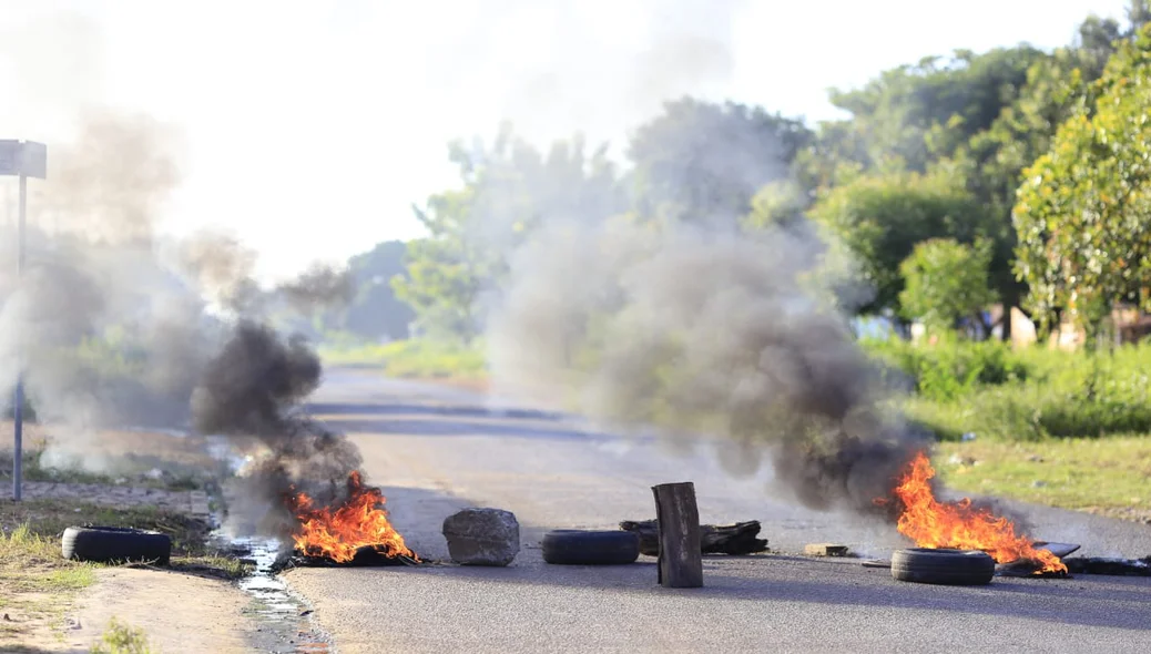 Manifestantes colocaram fogo em pneus na Avenida Principal da Vila Santa Bárbara