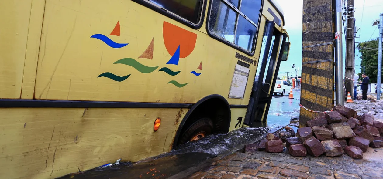 Ônibus escolar demorou para ser removido