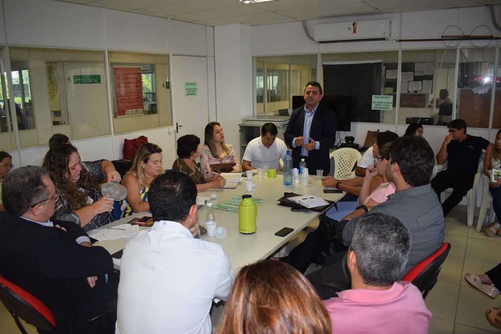Reunião entre prefeitos e o secretário de Saúde, Florentino Neto