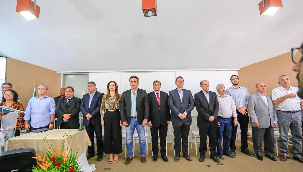 Ministro Tarcísio Freitas assina ordem de serviço para construção de Ponte de Amizade