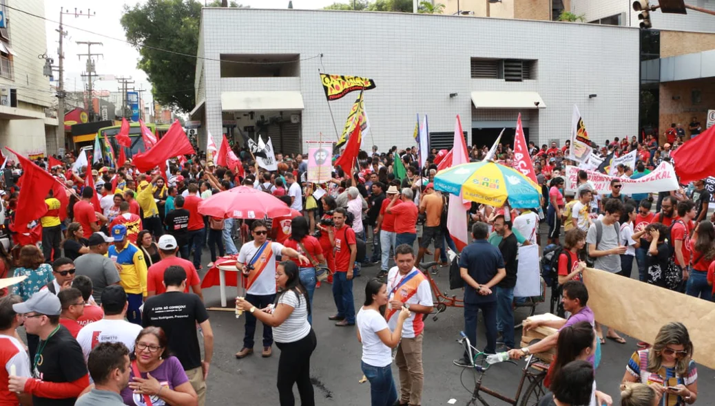 Manifestantes no centro de Teresina