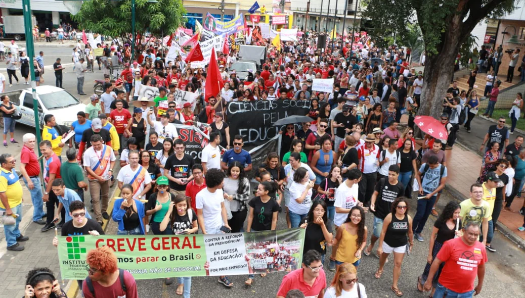 Manifestantes percorrem ruas do centro de Teresina