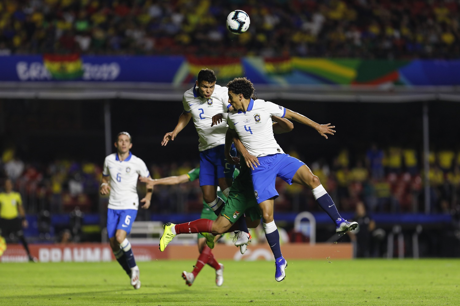 Casemiro e Marquinhos durante partida entre Brasil x Bolívia