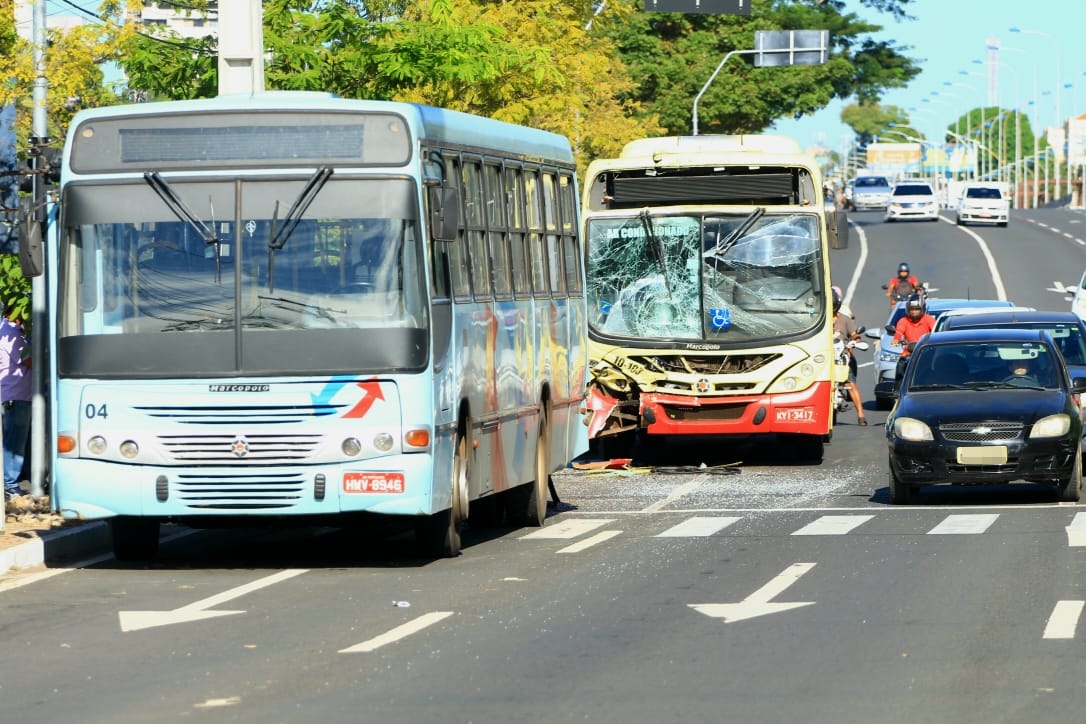 Acidente envolvendo dois ônibus na Avenida João XXIII
