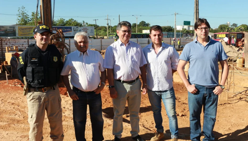 Senador Elmano visita construção de viaduto na zona sudeste de Teresina