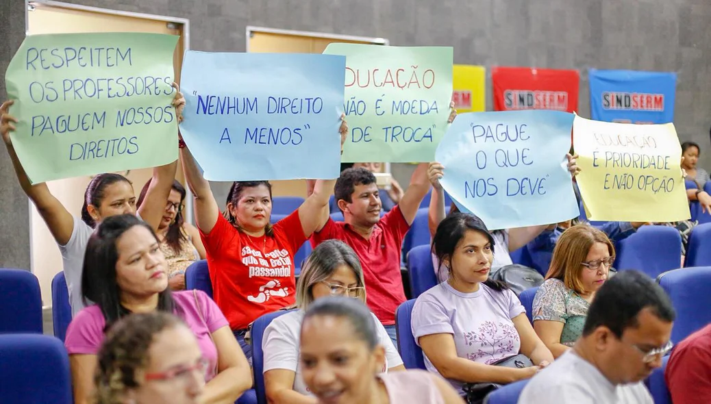 Professores municipais realizam protesto na Câmara de Vereadores de Teresina
