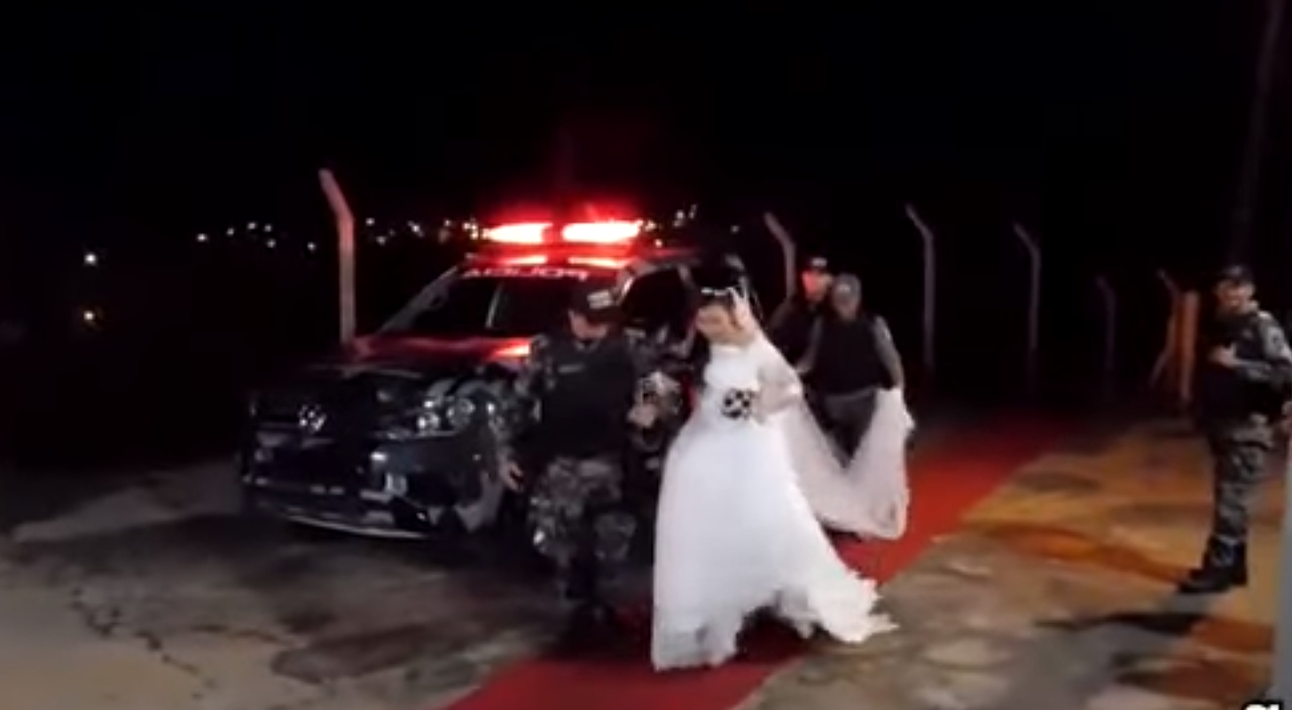 Noiva chega ao casamento em viatura da Polícia Militar