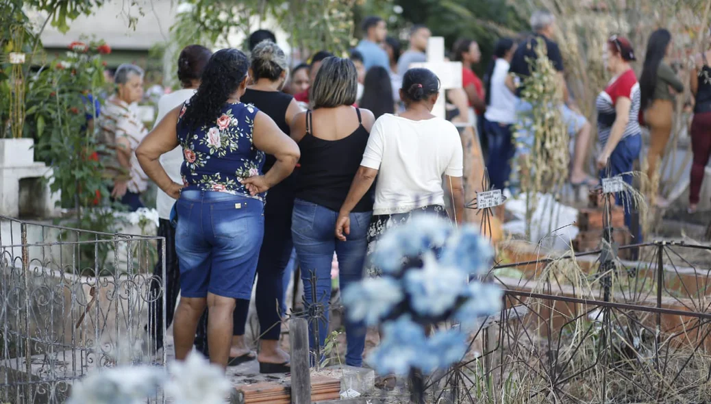 Familiares e amigos reunidos no enterro de Gabriel Brenno