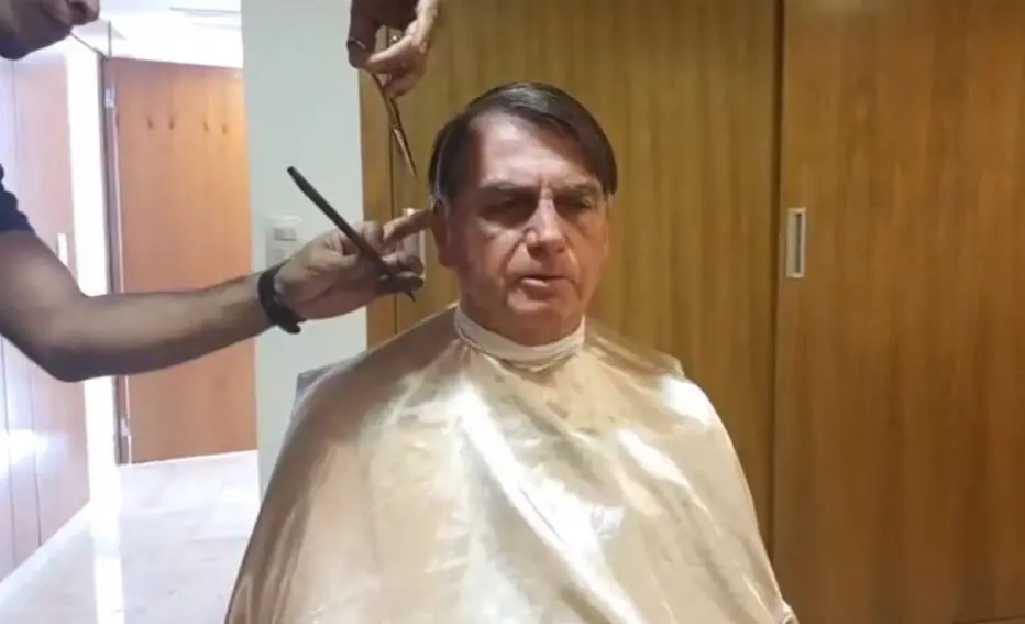 Bolsonaro faz live cortando cabelo