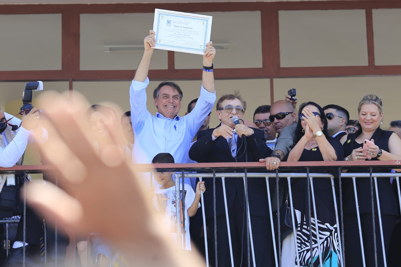 Bolsonaro recebe título de cidadania parnaibana