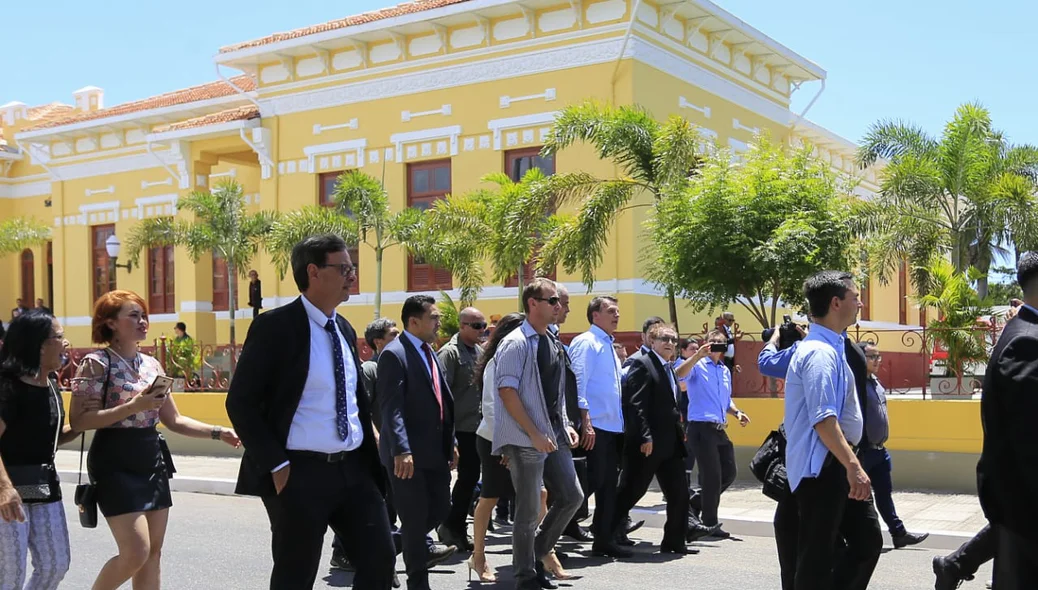 Presidente se deslocando para a escola Tenente Coronel José Francisco Miranda de Osório, em Parnaíba 