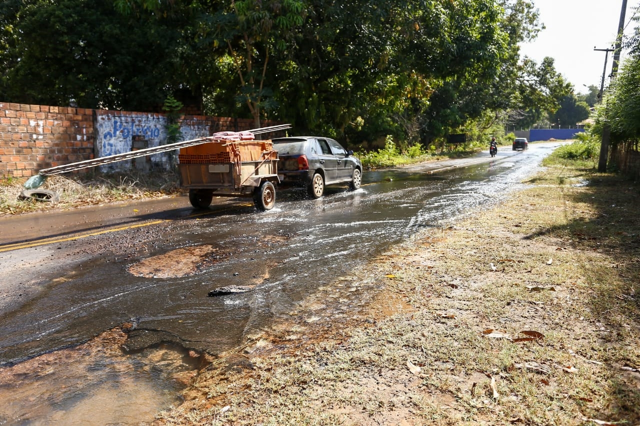 Vazamento de água na Avenida Oscar Filho prejudica moradores