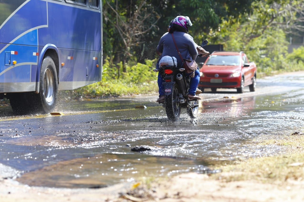 Veículos reduzem a velocidade para passar por vazamento de água no bairro Socopo