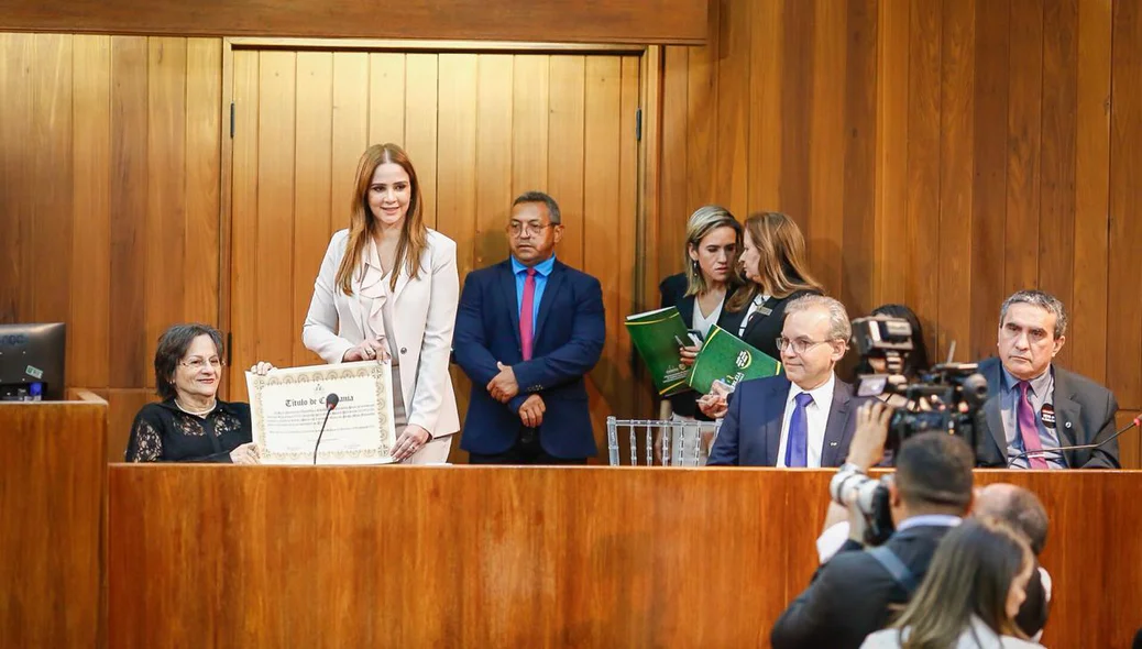 Lucy Soares entrega título de cidadania piauiense a Maria da Penha