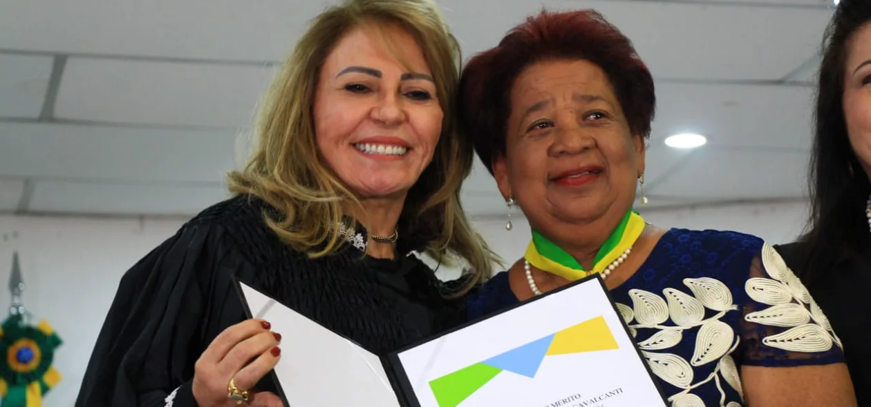 Lilian Martins entrega medalha para Vilma Alves