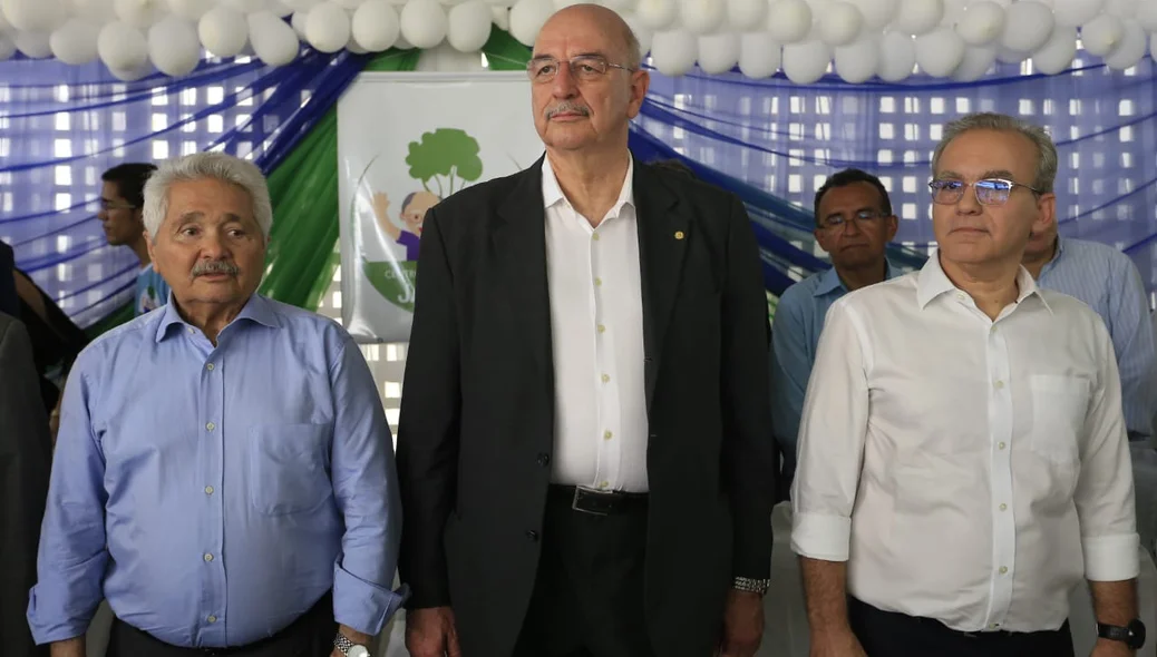 Firmino Filho ao lado do senador Elmano Férrer e do ministro Osmar Terra