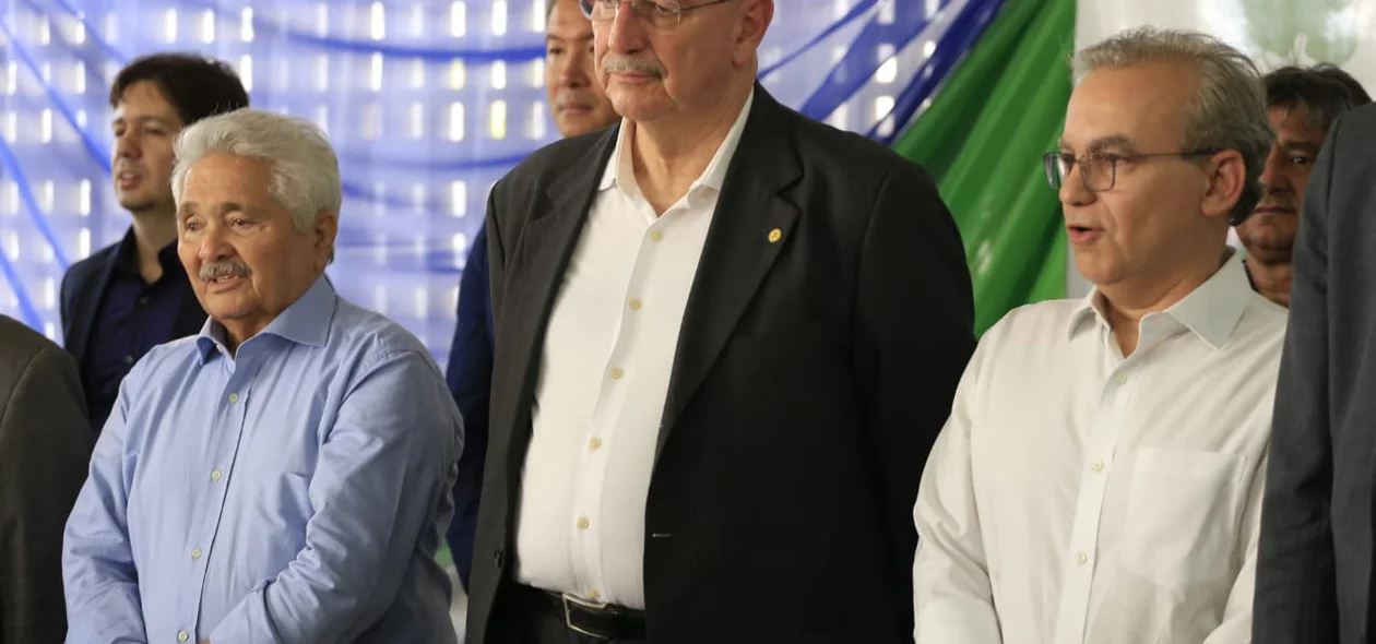 Ministro Osmar Terra ladeado por Elmano Férrer e Firmino Filho