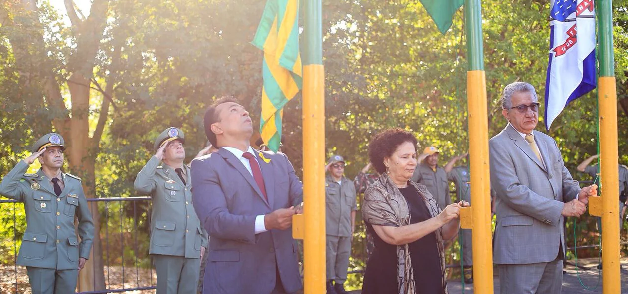 Foi dado início à solenidade com o hasteamento das bandeiras do Brasil, Piauí e de Teresina