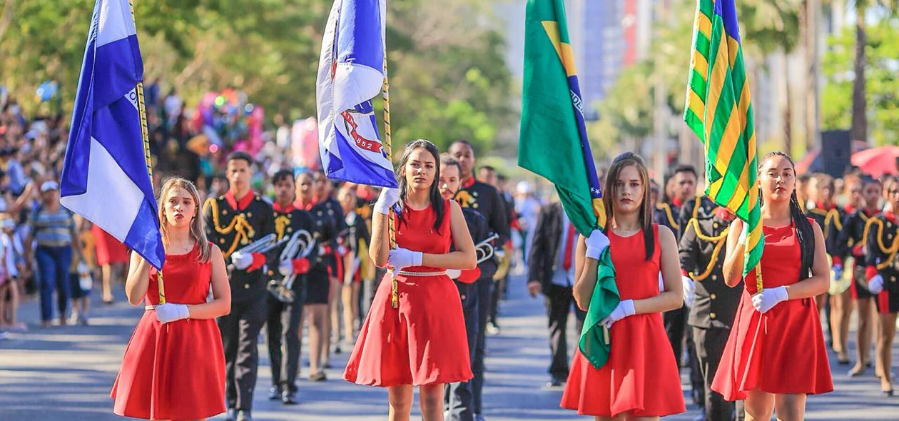 Meninas carregando as bandeiras do Brasil, Piauí e Teresina