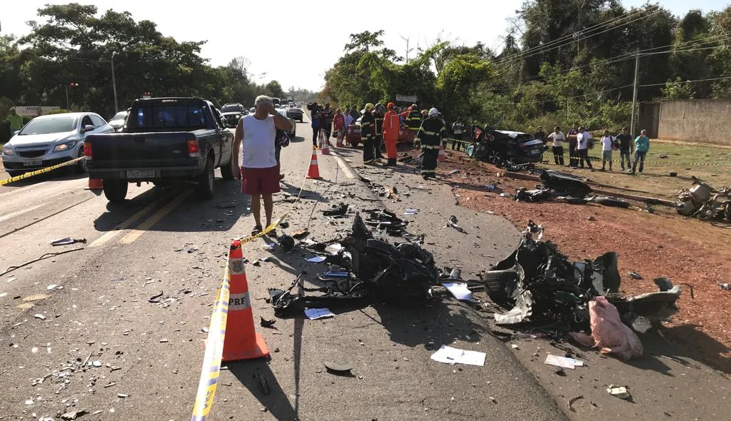 Veículo de passeio ficou completamente destruído