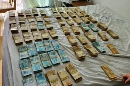 Dinheiro apreendido no apartamento de hacker em Curitiba