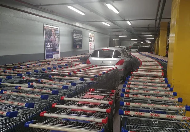 Cliente estaciona errado e carro é cercado por carrinhos na Argentina