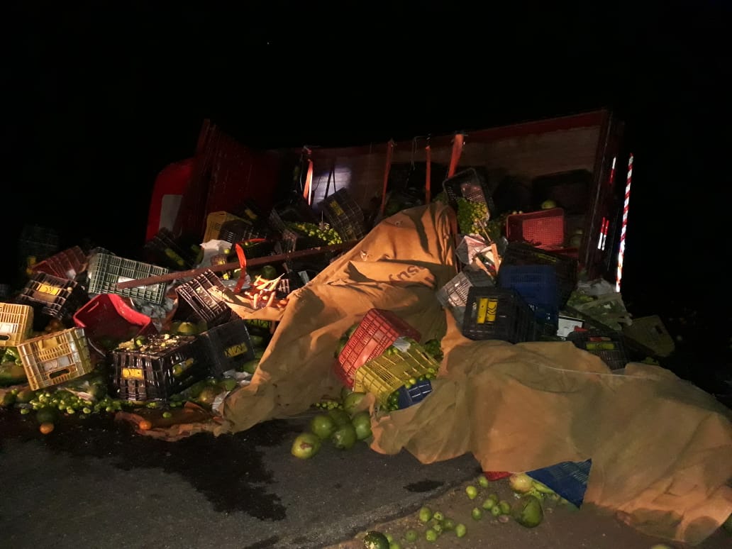 O carregamento de frutas ficou caído na rodovia 