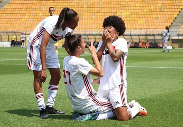 Piauiense Valéria durante comemoração pelos dois gols na semifinal