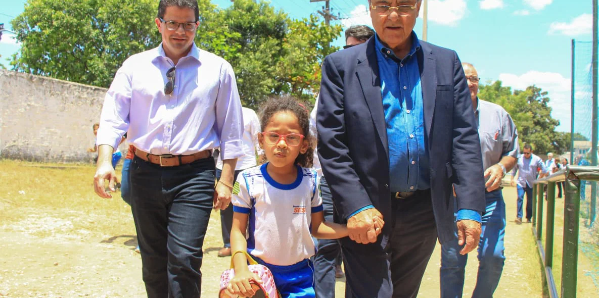 Criança guia presidente da CNI durante visita