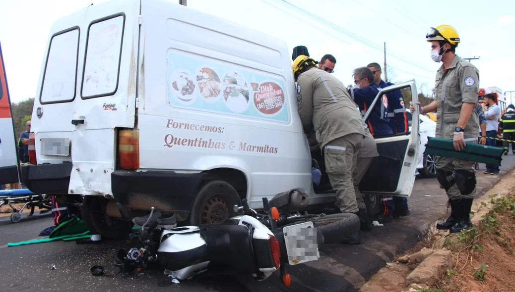 Equipes de resgate fazem atendimento às vítimas do acidente no Vale do Gavião
