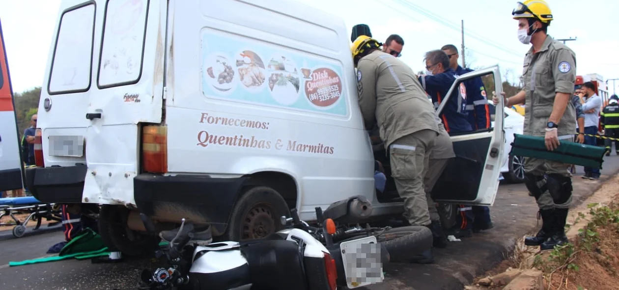 Equipes de resgate fazem atendimento às vítimas do acidente no Vale do Gavião