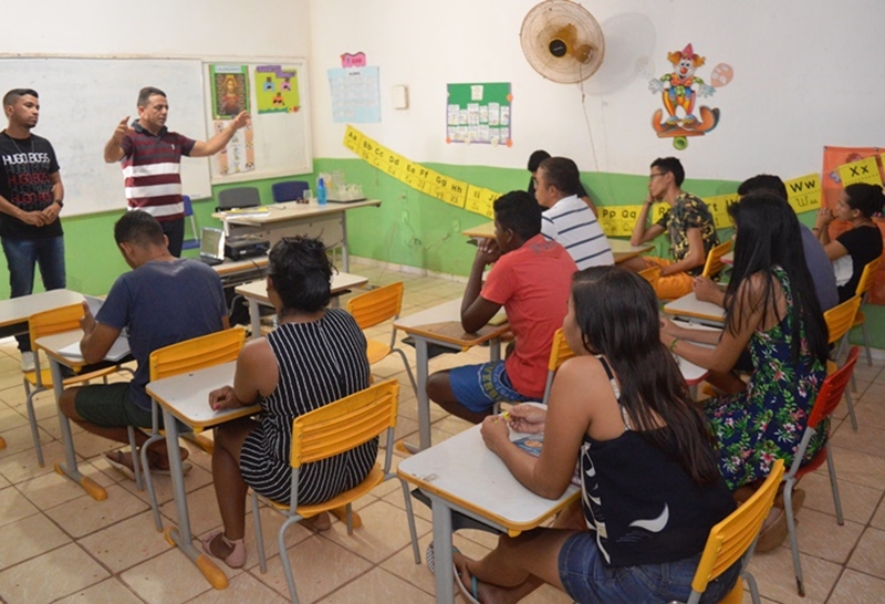 Professor Ribinha encontra alunos que participam das revisões do Enem em Campo Maior