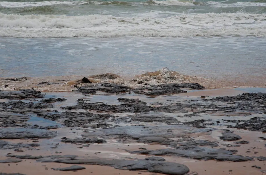 Manchas de óleo apareceram no litoral de Sergipe