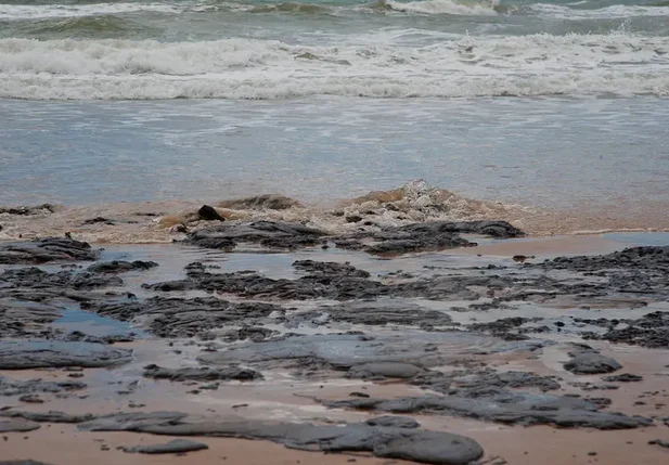 Manchas de óleo apareceram no litoral de Sergipe