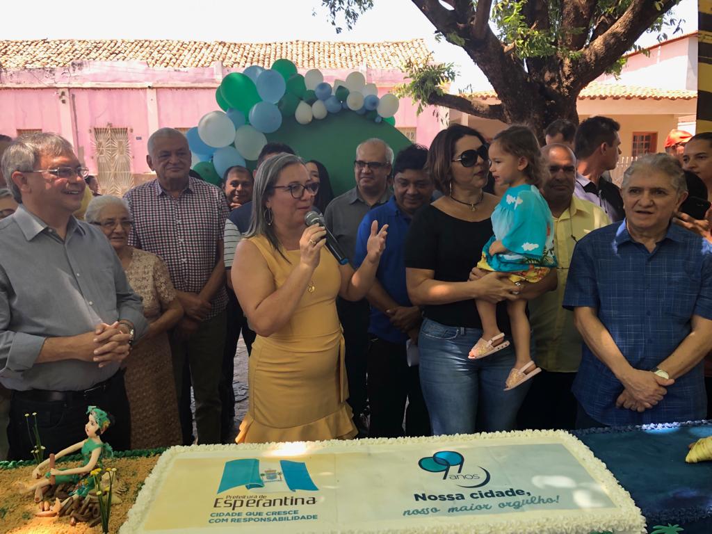 Prefeita Vilma Amorim participa do corte do bolo