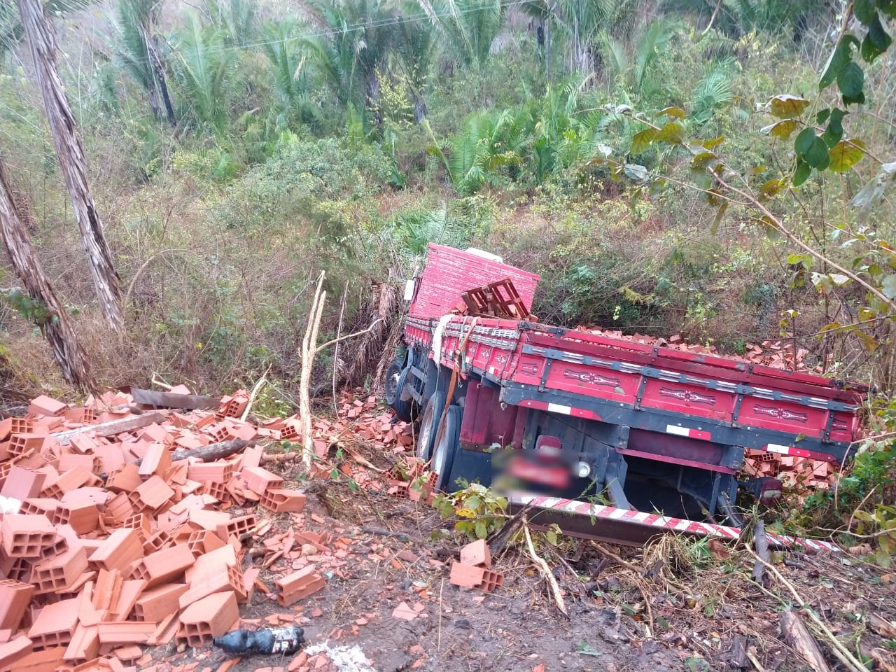 Caminhão envolvido no acidente na BR 316 em Monsenhor Gil