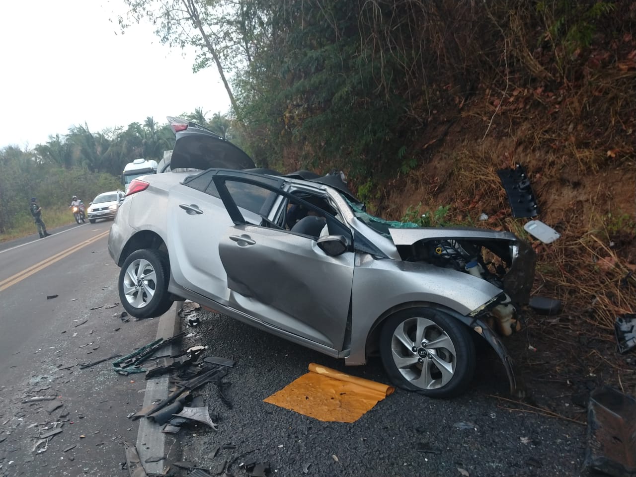 Veículo de passeio ficou destruído em acidente na BR 316