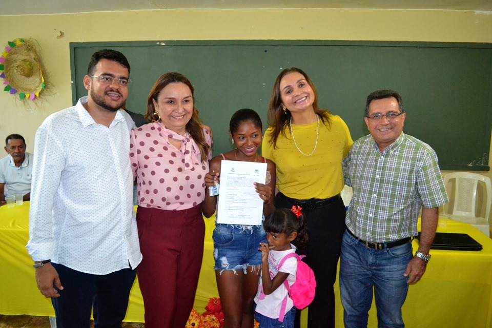 Prefeito Genival Bezerra entrega casasna zona rural de Joaquim Pires