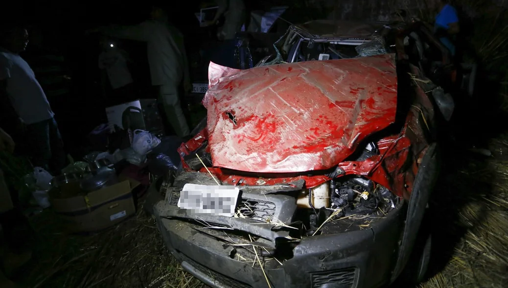 Veículo Fiat Strada ficou destruído