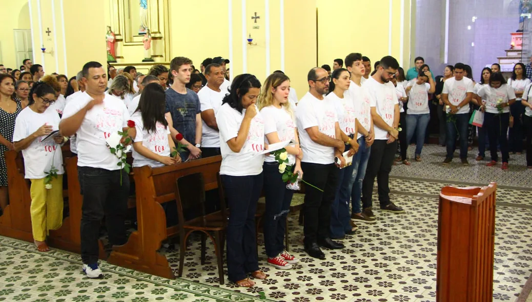 Amigos e familiares participam da missa de 7º Dia da Família Andrade