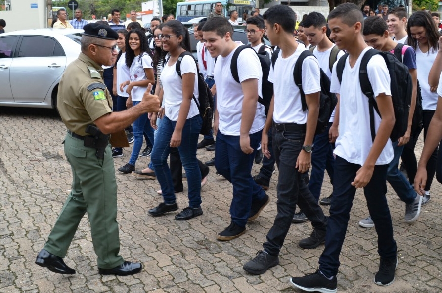 Cabo F. Araújo ers instrutor no Colégio da Polícia Militar