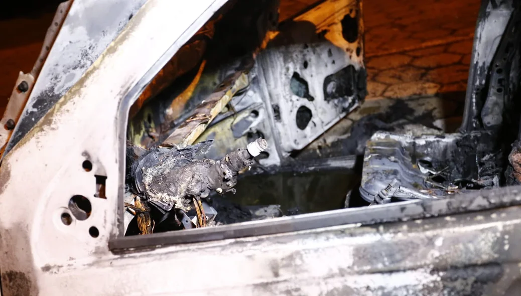 Carro pegou fogo próximo a Prefeitura de Teresina