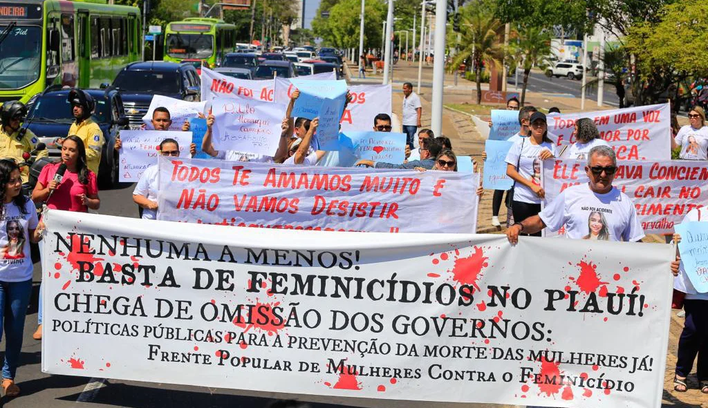 Parentes e amigos realizam manifestação após morte de Vanessa Carvalho