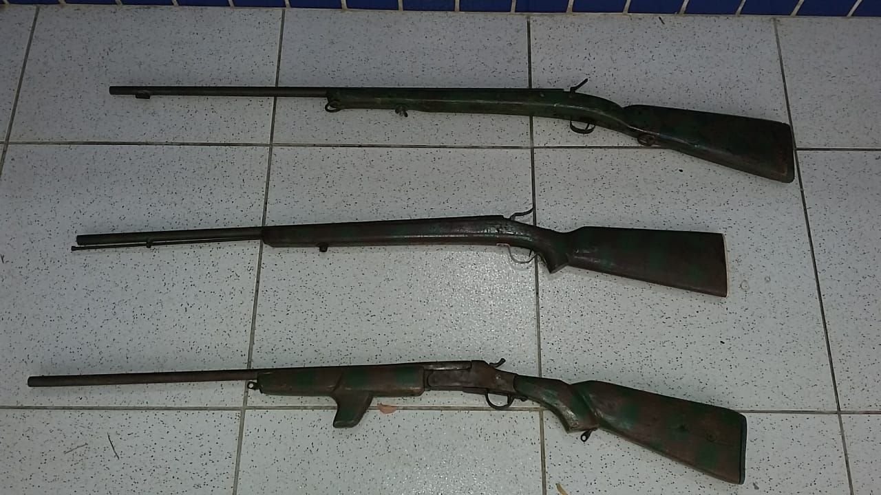 Armas apreendidas dentro da residência em Cajueiro da Praia