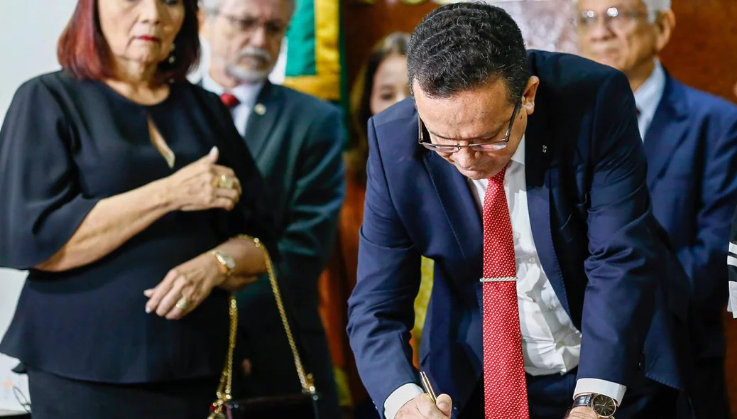 Sebastião Ribeiro Martins em solenidade no gabinete da presidência