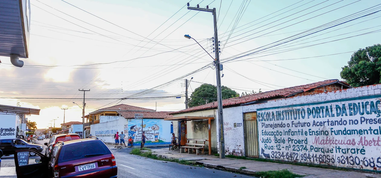 Caminhão quebrou os fios de energia da rua Jornalista Lívio Lopes