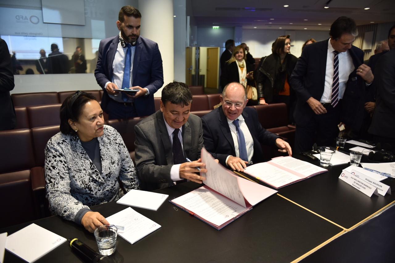 Governador assina contrato de EU$ 200 milhões com Agência Francesa de Desenvolvimento