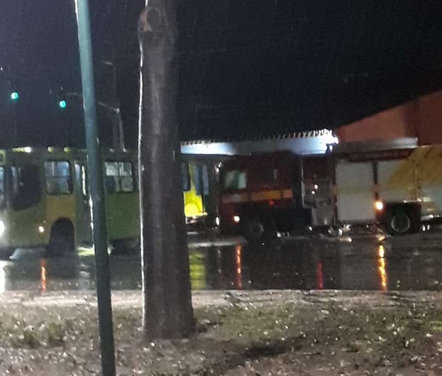 Carro do Corpo de Bombeiros colide em ônibus em Teresina