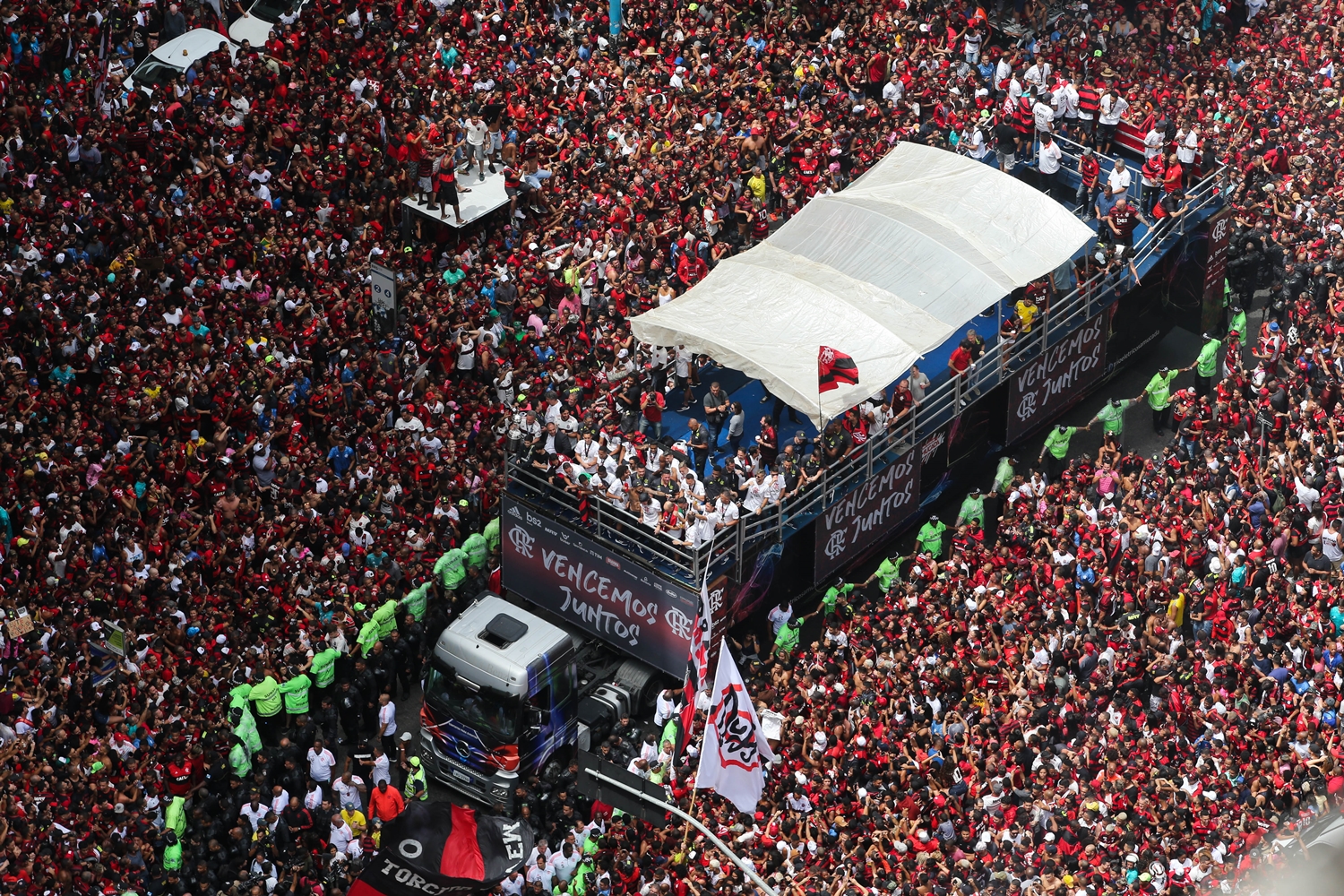 Jogadores do Flamengo comemoram com a torcida o título da Copa Libertadores 2019, na Candelária
